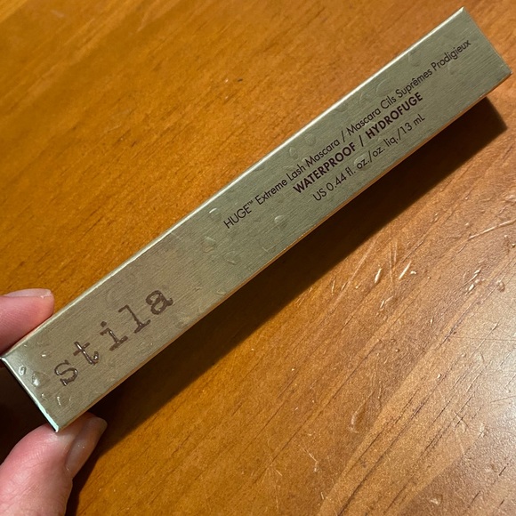 Stila HUGE Extreme Lash Mascara Waterproof - Picture 3 of 16